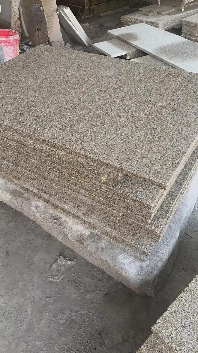 芝麻灰花崗巖與黃銹石的專業(yè)加工 荔枝面、火燒面及光面工藝詳解